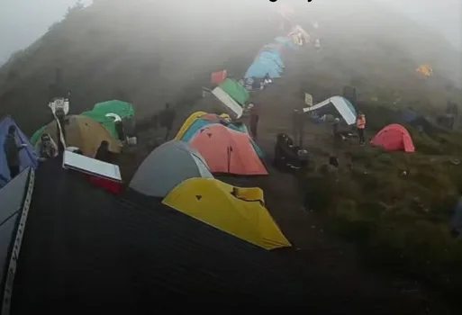 Pendaki Asal Malaysia Alami Cedera di Jalur Turun Puncak menuju Pelawangan, Evakuasi dengan Helikopter Terganggu Cuaca Berkabut Tebal