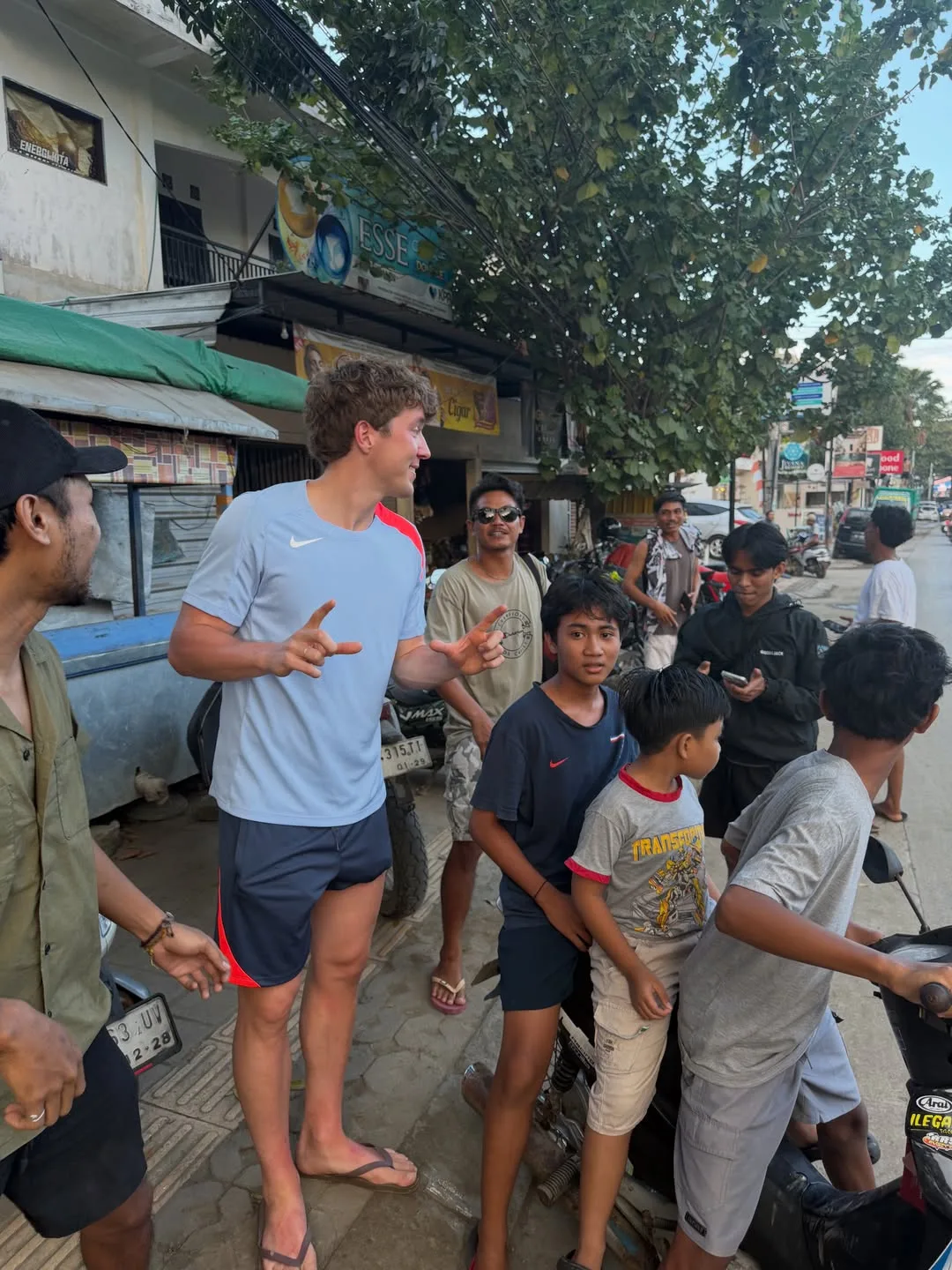 Unggah Momen Berbaur dengan Warga Lokal, Ole Romeny: Matur Tampiasih Lombok!