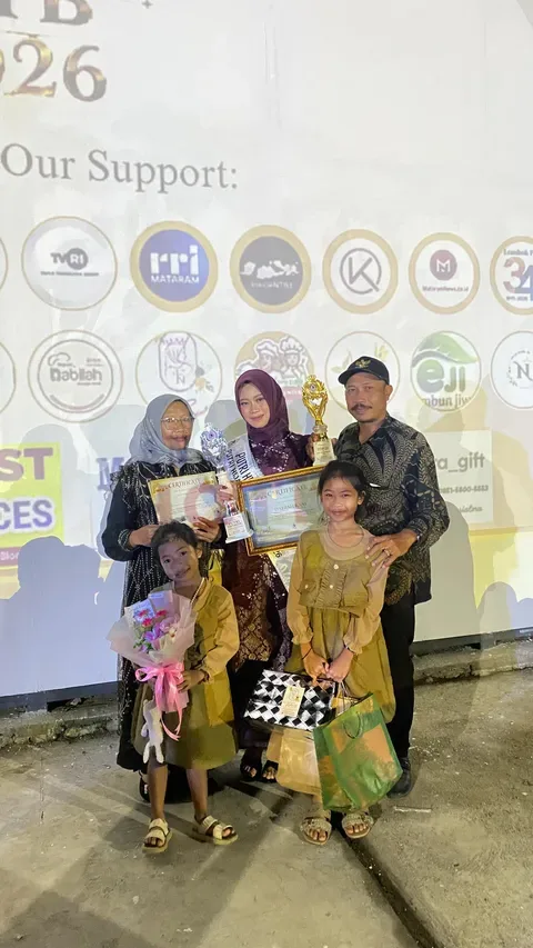Daezah Rani bersama keluarga usai terima penghargaan (Info Lombok)