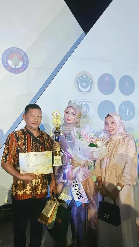 Fika Aryani Putri bersama kedua orang tua (Info Lombok)