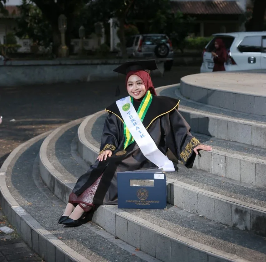 Kisah Inspiratif Hana Pratiwi, Putri Desa Penujak Lombok Tengah, Raih IPK 4,00 dan Jadi Lulusan Terbaik Magister UMY