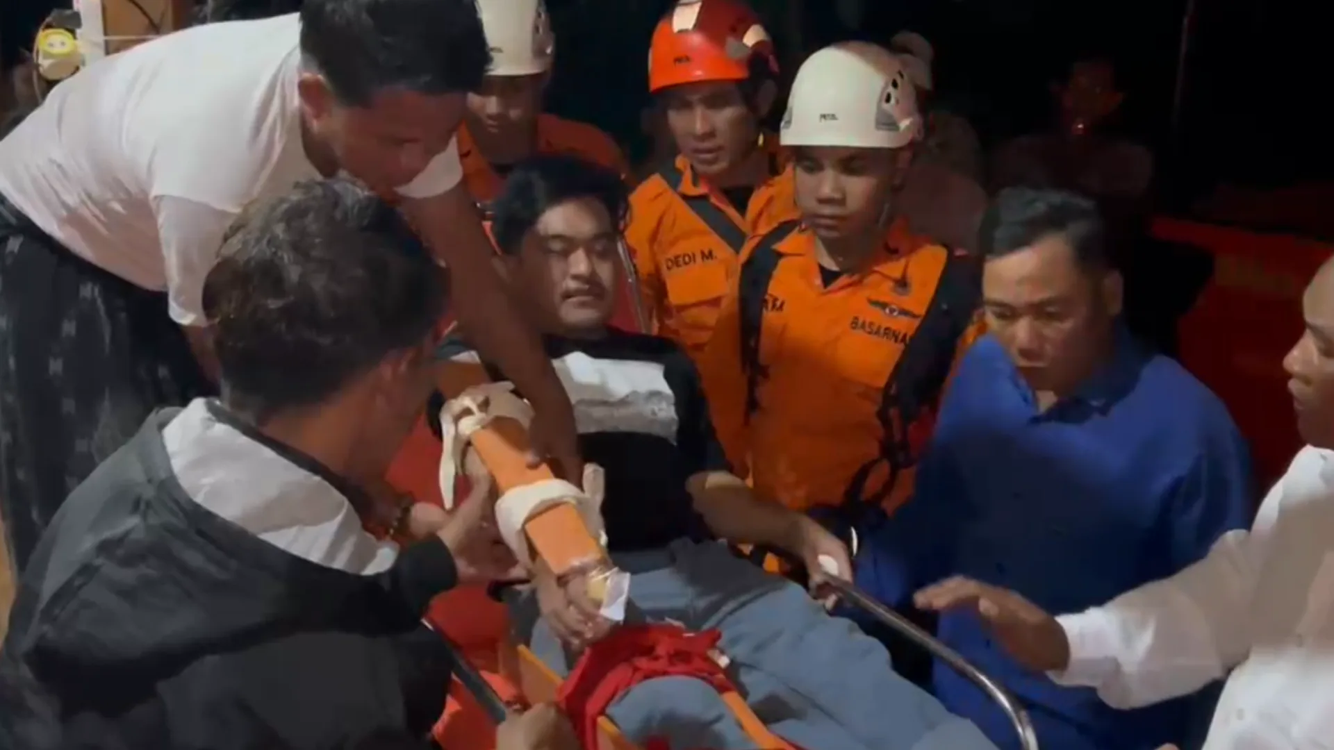 Tim SAR Mataram Selamatkan Wisatawan yang Alami Patah Tulang Usai Terpeleset di Air Terjun Bale Puntik, Lombok Barat