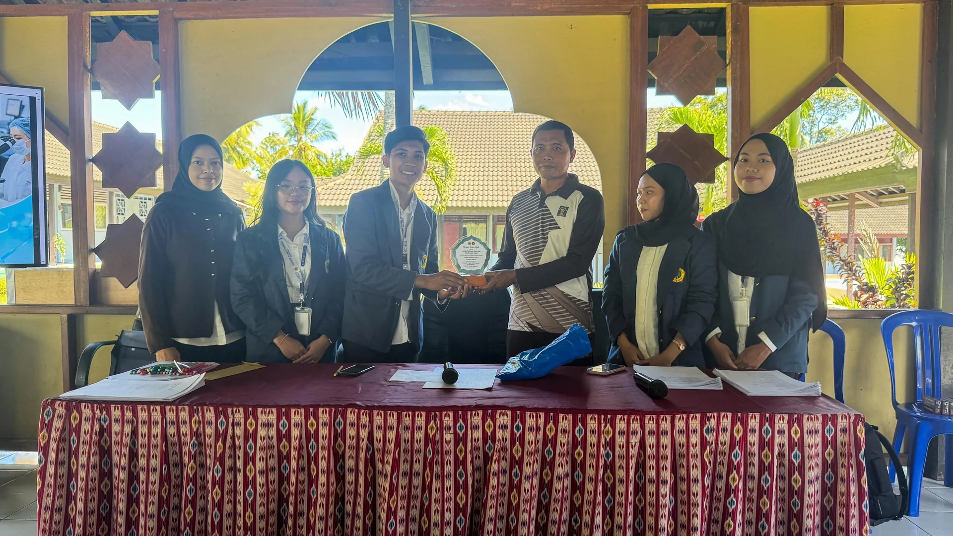 Mahasiswa Prodi Profesi Apoteker Unram bersama Kepala LPKA Kelas II Lombok Tengah, Hidayat