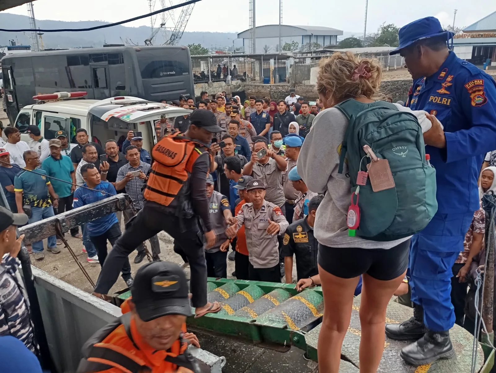 Dihantam Gelombang Tinggi, Kapal Wisata Rute Trawangan-Komodo Tenggelam di Perairan Tanjung Katupa Bima, 45 Orang Berhasil Diselamatkan