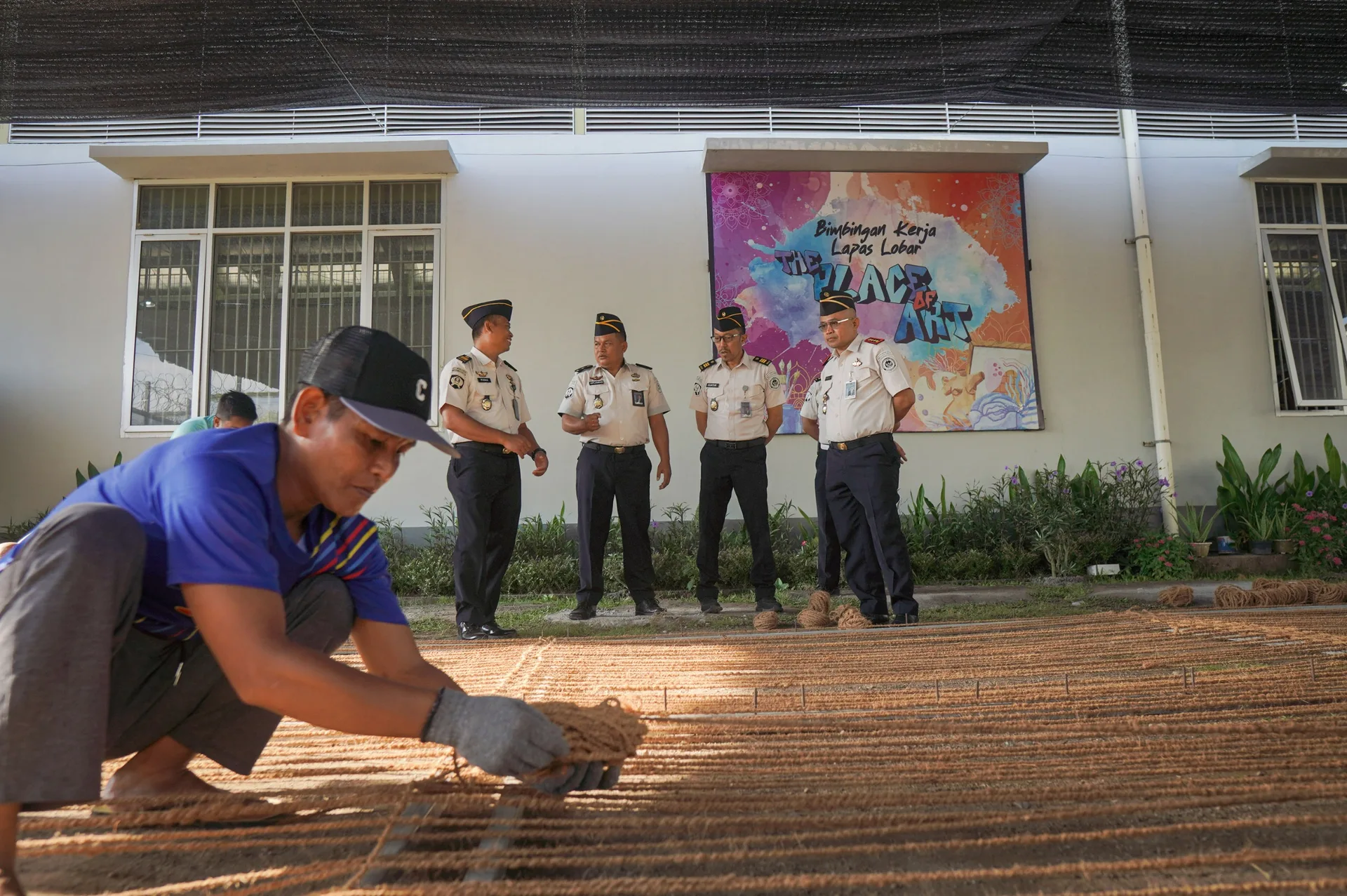 Proses pembuatan Coco Net (Coco Mesh) di Lapas Kelas IIA Lombok Barat (Muzakir/Info Lombok)