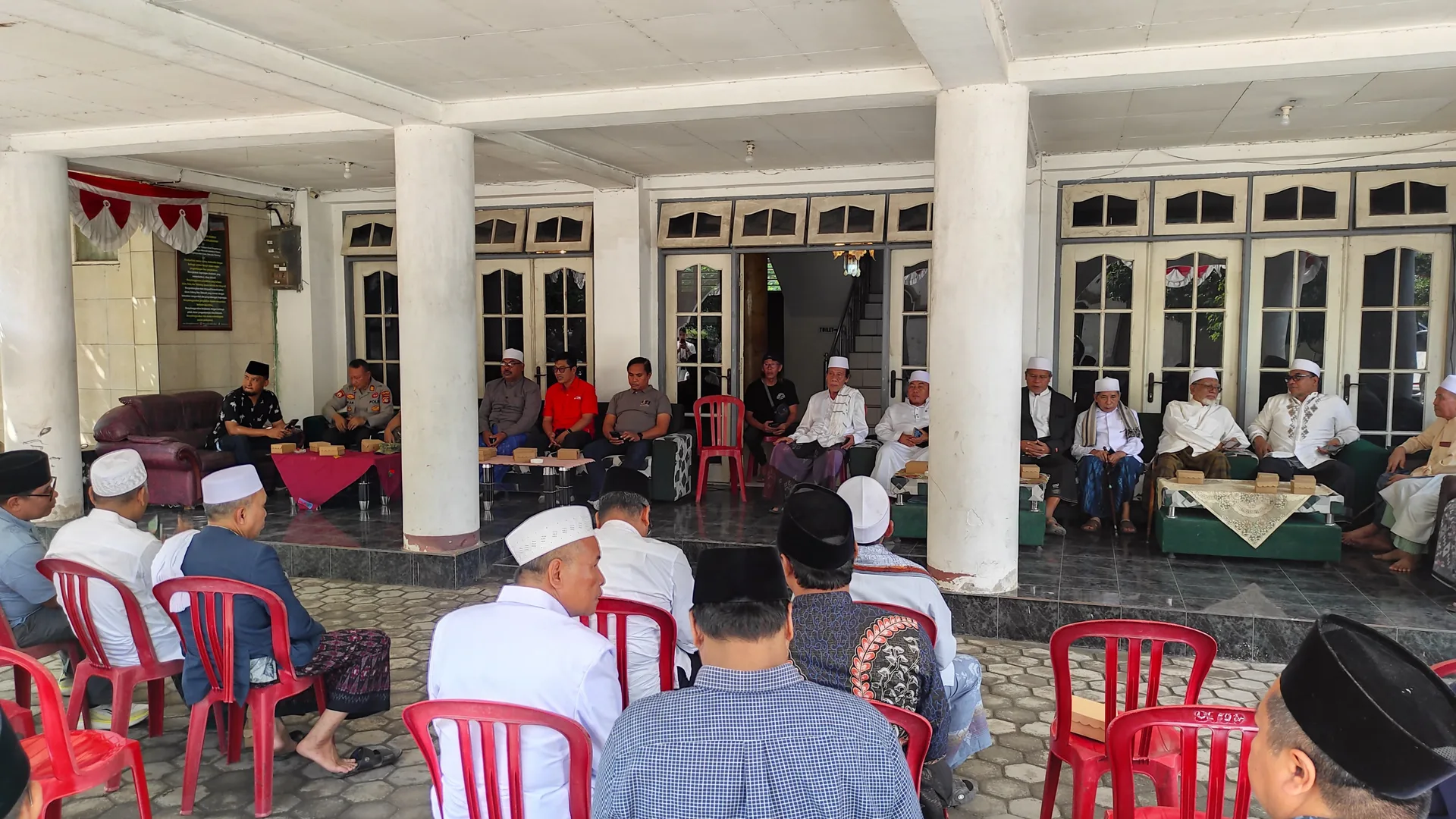 Pimpinan pondok pesantren Al Islahuddiny Lombok barat, Masyayikh, Tuan Guru, dan perwakilan Alumni dari sejumlah Kabupaten/Kota, Kepala Kantor Kemenag NTB menggelar silaturahmi dalam rangka penyampaian permintaan maaf dari Tim TvOne Minggu (19/7).