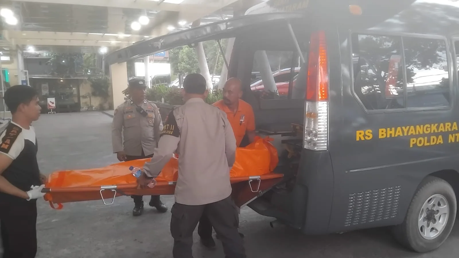 Kronologi Satu Keluarga WNA asal Inggris Terseret Arus di Pantai Kerandangan II Senggigi, Satu Meninggal Dunia