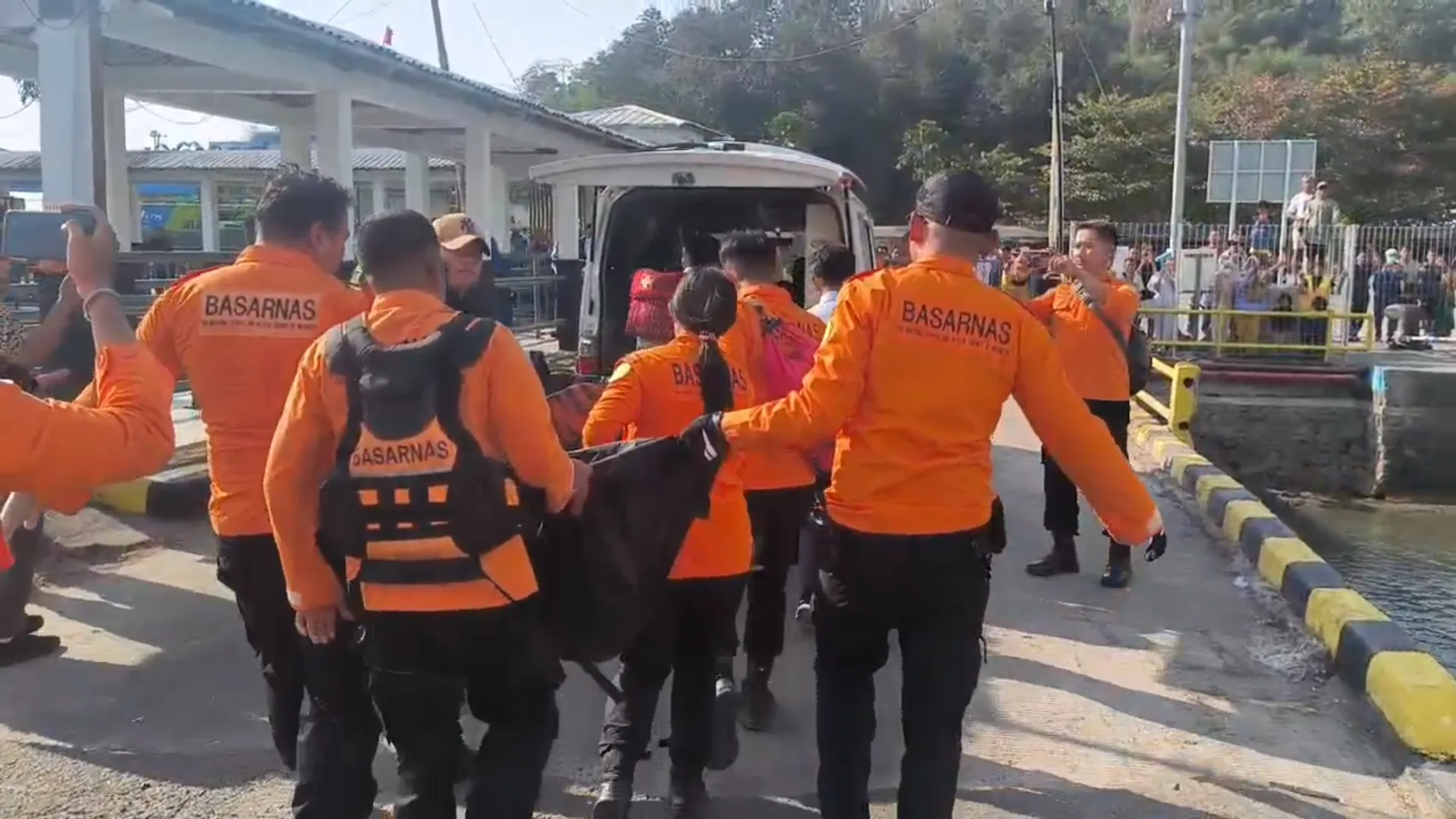 Evakuasi Jenazah Mengambang di Pelabuhan Lembar: Bukan Korban Insiden Kapal Terbakar Selat Lombok