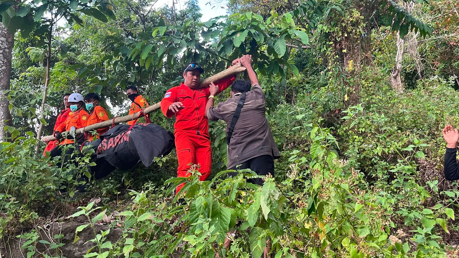 Tim SAR Gabungan Evakuasi Jenazah Tanpa Identitas yang Ditemukan Warga di Atas Bukit Dusun Terengan Lombok Utara