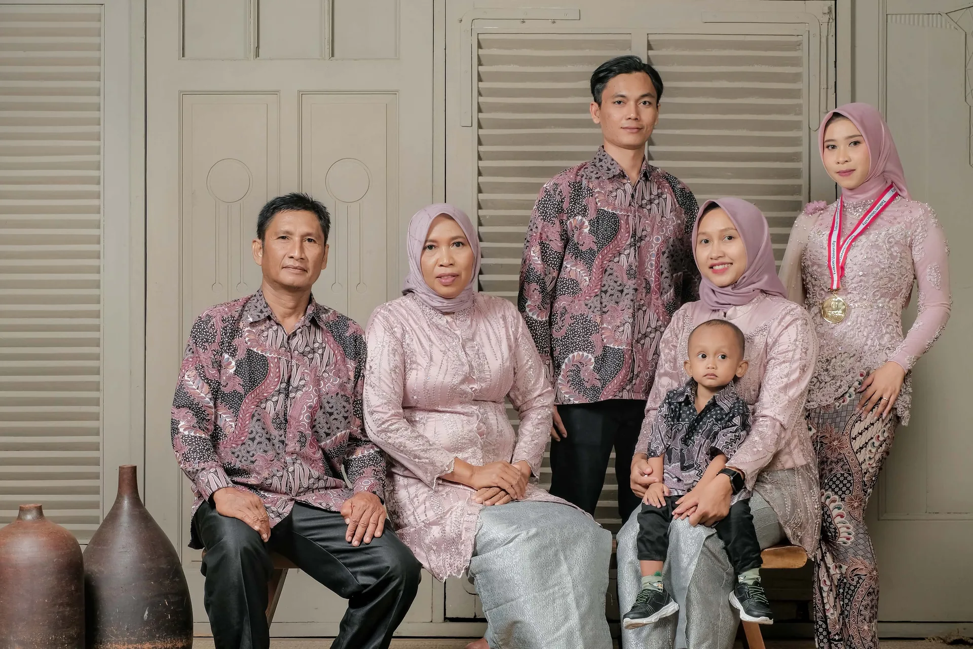 Ratna Sari bersama kedua orang tua dan saudara (IG @nanaaas04)