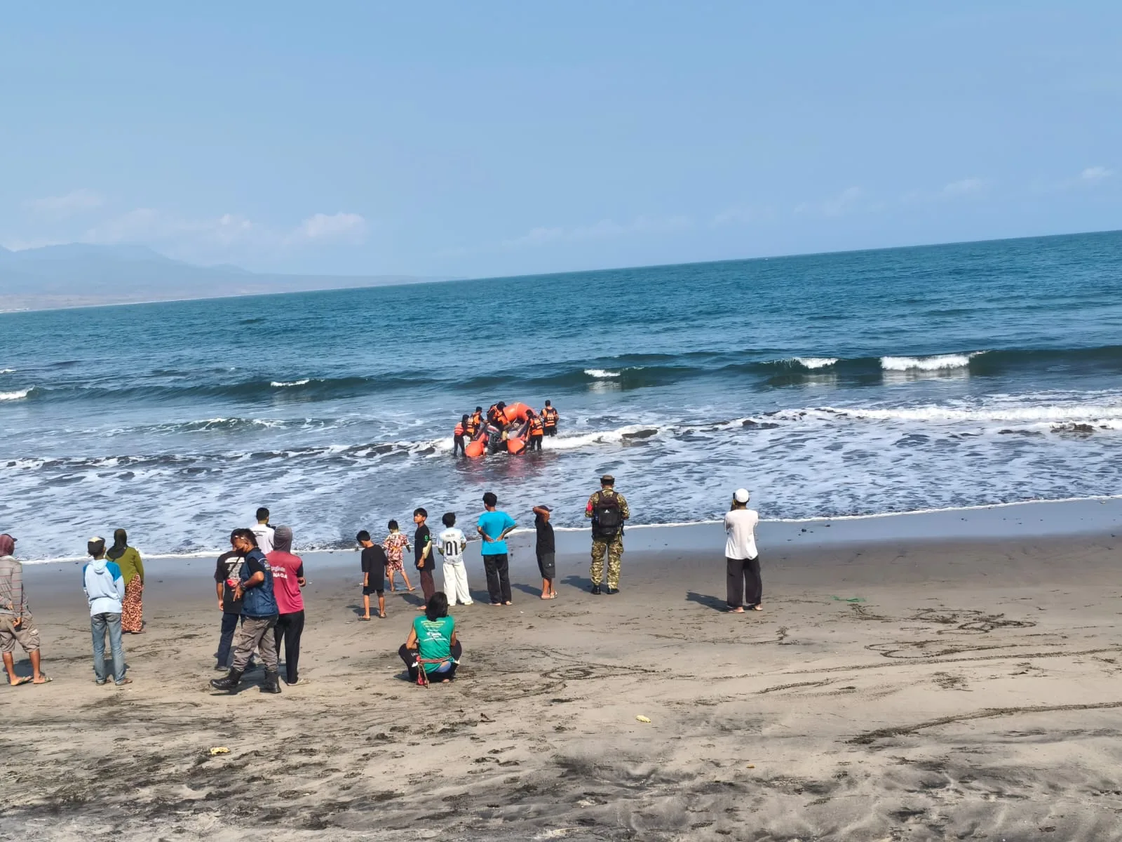 Satu Korban Meninggal, Tim SAR Lanjutkan Pencarian 3 Wisatawan Terbawa Arus Di Pantai Batu Pampang, Sumbawa